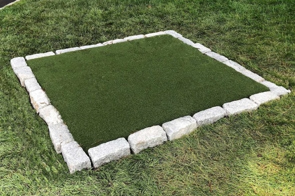 Vancouver Tee box made of synthetic grass surrounded by stone border